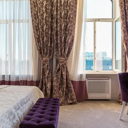Monroe Готель 4*
